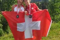 Podest-mit-Fahne-Frauen